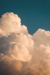Nuage dramatique au soleil bas