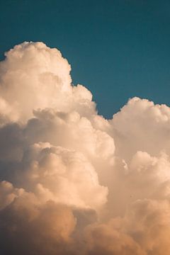 Dramatische wolk bij laagstaande zon van Joep van de Zandt