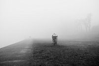 Strand in de mist