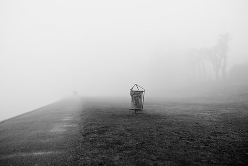 Strand in de mist
