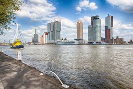 Kop van Zuid Rotterdam met blusboot
