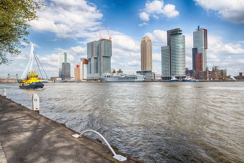 Kop van Zuid Rotterdam met blusboot