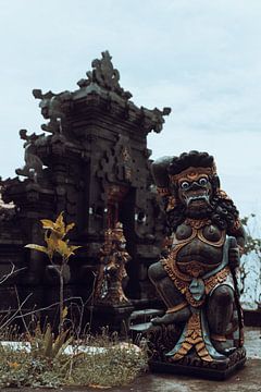 Balinesische Statue vor einem Tempel auf einer Klippe in der Nähe des Uluwatu-Tempels von Troy Wegman