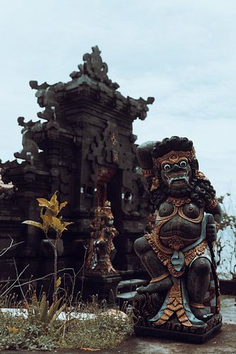Balinese Standbeeld voor Tempel op Klif bij Uluwatu Tempel