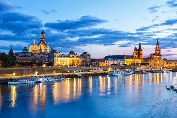 Dresden, Duitsland - 31 juli 2021: Frauenkirche Skyline Elbe Oude Stad Panorama in Duitsland bij nac van Markus Mainka
