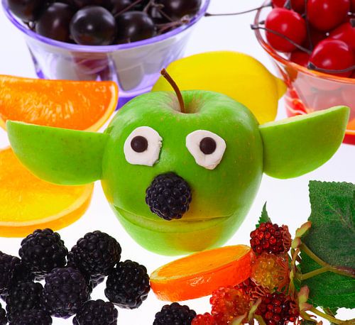 Grappige appel Yoda met decoratief fruit