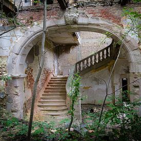 Trappenhuis in verlaten kasteel von Mirjam Offeringa