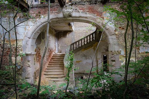 Trappenhuis in verlaten kasteel