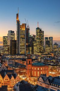 De skyline van Frankfurt tijdens de Blauwe Uur van Robin Oelschlegel