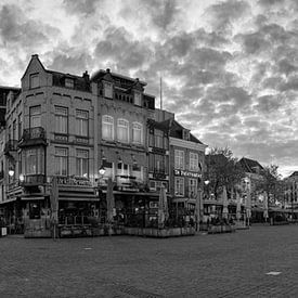 Panorama Den Bosch mit Brunnen schwarz-weiß von Leo van Valkenburg