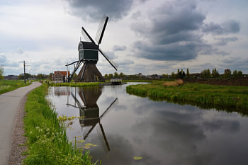 Bonrepasmolen in Vlist met weerspiegeling