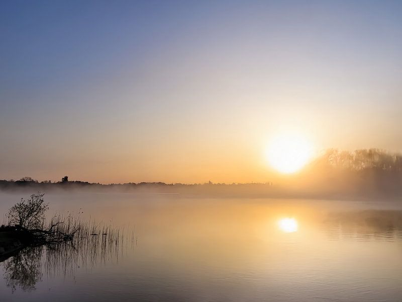 fantastische zonsopgang op de mistige Staffelsee, fantastische zonsopgang op de mistige Staffelsee, lever de soleil d&#039;une beauté fantastique sur le Staffelsee brumeux van Christina Bauer Photos