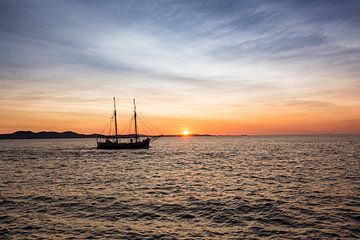Segelschiff bei Sonnenuntergang von Dennis Eckert