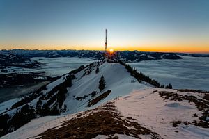 Letzte Sonnenstrahlen am Grünten mit Blick aufs Oberallgäu von Leo Schindzielorz