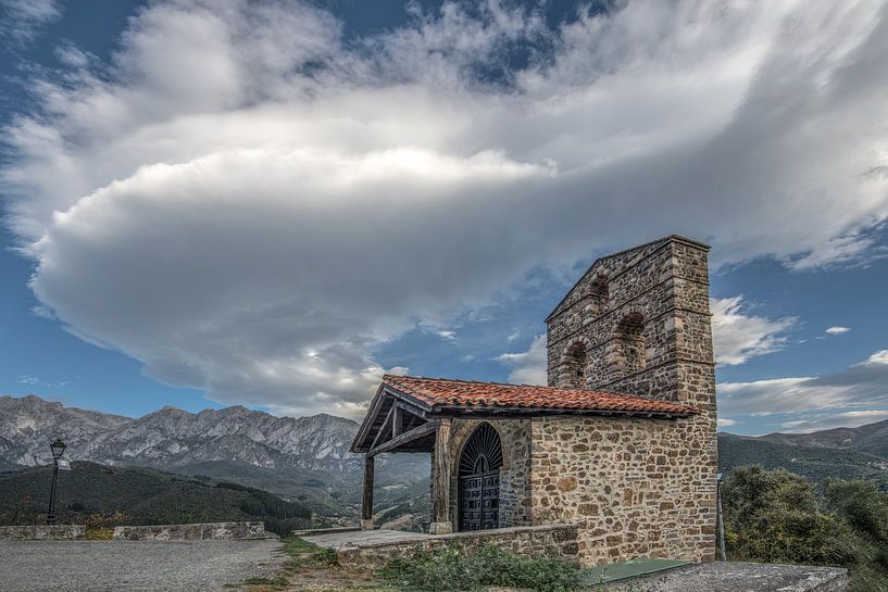 Kleine Kapelle im Gebirge Picos de Europa in Nordspanien von Harrie Muis