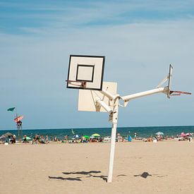 Basketbal op het strand in Valencia van Charley Aimée