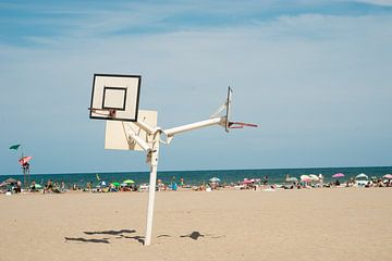 Basketbal op het strand in Valencia van Charley Aimée