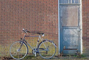 Fiets tegen muur van Wim Slendebroek