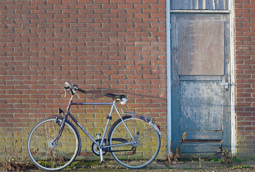 Fiets tegen muur by Wim Slendebroek
