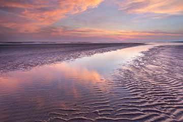 Kleurige zonsopkomst op strand - Natuurlijk Ameland van Anja Brouwer Fotografie