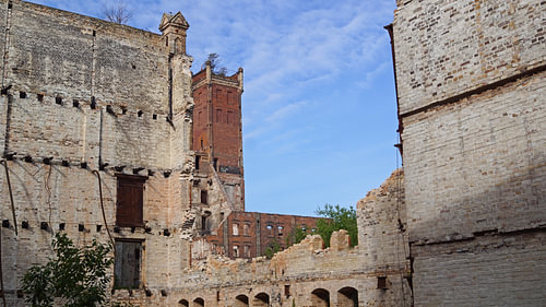 Ruïne van het pakhuis van het molencomplex Böllberg in Halle in Duitsland