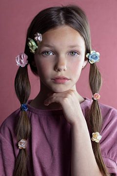 Meisje met bloemenvlechten van Iris Kelly Kuntkes