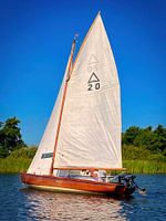 Zeilboot met volle zeilen.