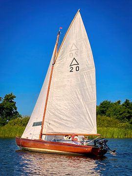 Zeilboot met volle zeilen. van Digital Art Nederland