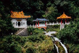 Tempel im Taroko-Schlucht-Nationalpark in Taiwan von Expeditie Aardbol