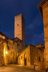 Dans les ruelles de San Gimignano la nuit