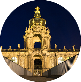 Blick auf den Zwinger in Dresden bei Nacht van Rico Ködder