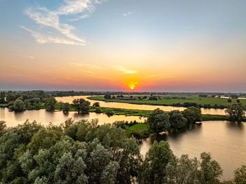 IJssellandschap tijdens zonsondergang van bovenaf gezien van Sjoerd van der Wal Fotografie