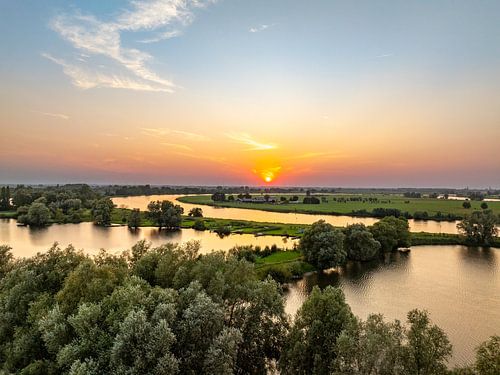 IJssellandschap tijdens zonsondergang van bovenaf gezien