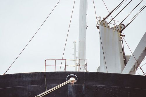 Le navire est immobile dans l'eau sur scheepskijkerhavenfotografie