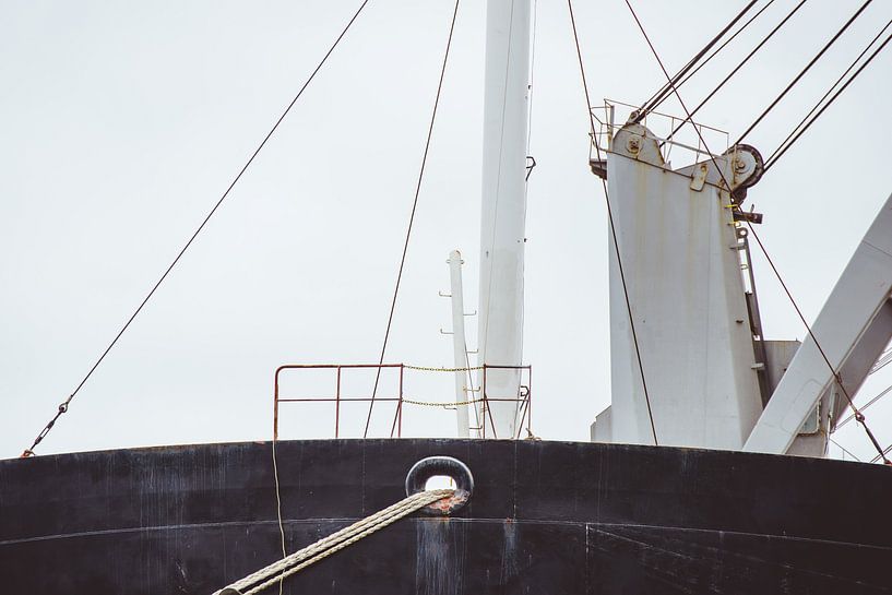 Das Schiff liegt still auf dem Wasser von scheepskijkerhavenfotografie