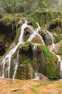 Wasserfall über grünen Felsen in der Natur von Bobsphotography