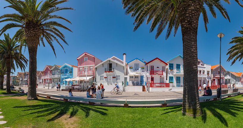 Typische fel gekleurde huizen, Costa Nova,  Aveiro, Beira Litoral, Portugal van Rene van der Meer