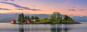Panorama und Sonnenaufgang auf Omaholmen, Hardangerfjord, Vestland, Norwegen