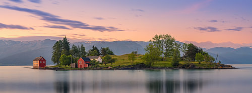 Panorama en zonsopkomst Omaholmen, Hardangerfjord, Vestland, Noorwegen