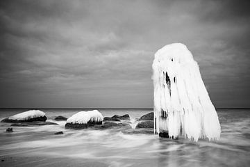Groyne in winter time on the Baltic Sea coast. van Rico Ködder