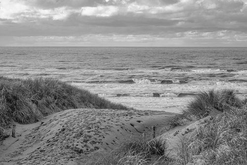 Strand, Wind und Meer in Schwarz und Weiß