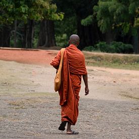 Bhikkhu in traditionele kleding