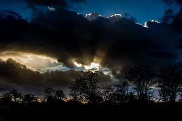 Indrukwekkende avondlucht voor zonsondergang van Marcel Alsemgeest