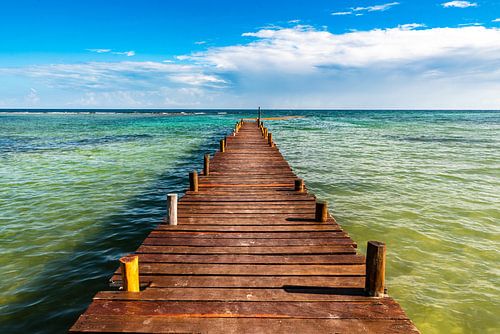 Houten steiger en turquoise zee in het Caribisch gebied