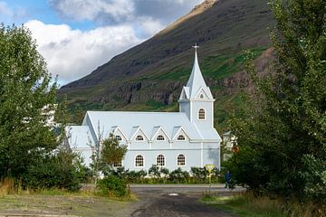 IJsland kerkje in Seydisfjördur van Henk Alblas