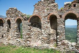 vestiges du mur d'une chapelle à Mystras, dans le Péloponnèse, en Grèce