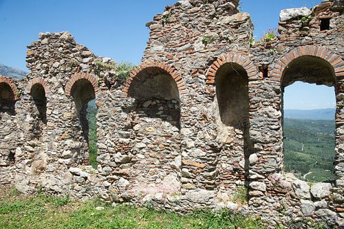 vestiges du mur d'une chapelle à Mystras, dans le Péloponnèse, en Grèce sur Jan Fritz