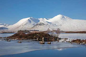 Lochan na h-Achlaise und der schneebedeckte Black Mount, Lochaber; Sco von Arch White