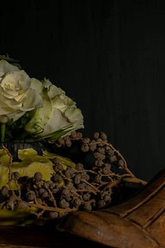 stilleven van een vaas met witte rozen een dadeltak en schoenleest van Aan Kant