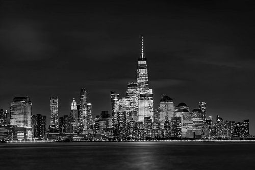 De skyline van Lower Manhattan bij nacht | Monochrom